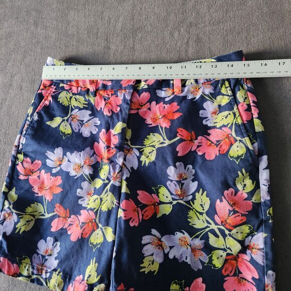 Lands End Shorts Womens Size 2 mid rise Blue floral shorts 7” inseam - Picture 6 of 10